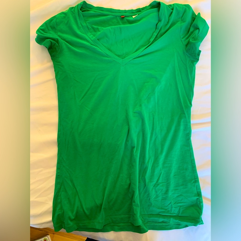 Uniqlo green V-neck stretchy T-shirt